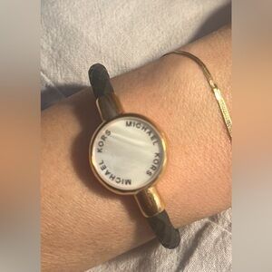 Activity watch

Needs new battery 

As it sell

Preowned with normal wear